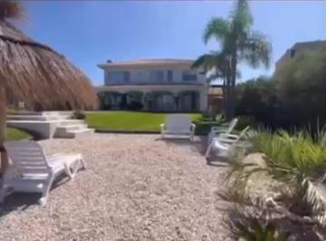 Casa · 350m² · 3 Dormitorios · 1 Cochera · Casa a Laguna, Puertos, El Canton