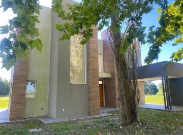 Casa · 190m² · 5 Ambientes · 2 Cocheras · Casa en Venta en Haras del Sur II