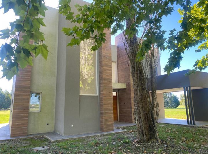 Casa · 190m² · 5 Ambientes · 2 Cocheras