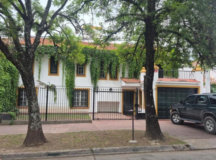 Casa · 244m² · 9 Ambientes