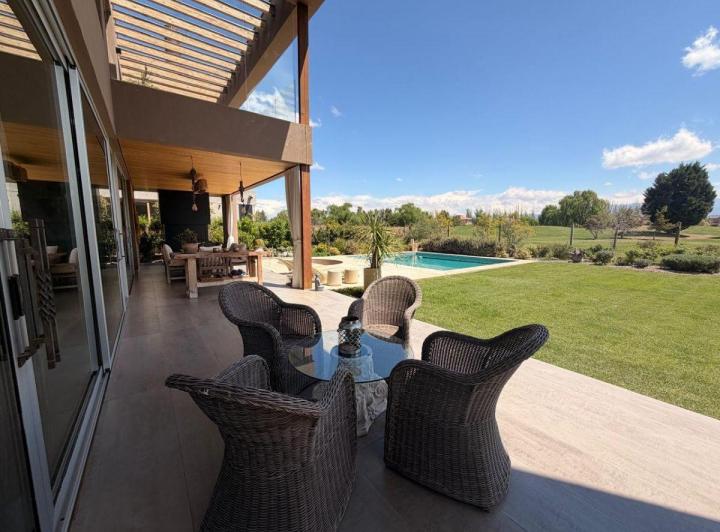 Casa · 440m² · 9 Ambientes · 2 Cocheras