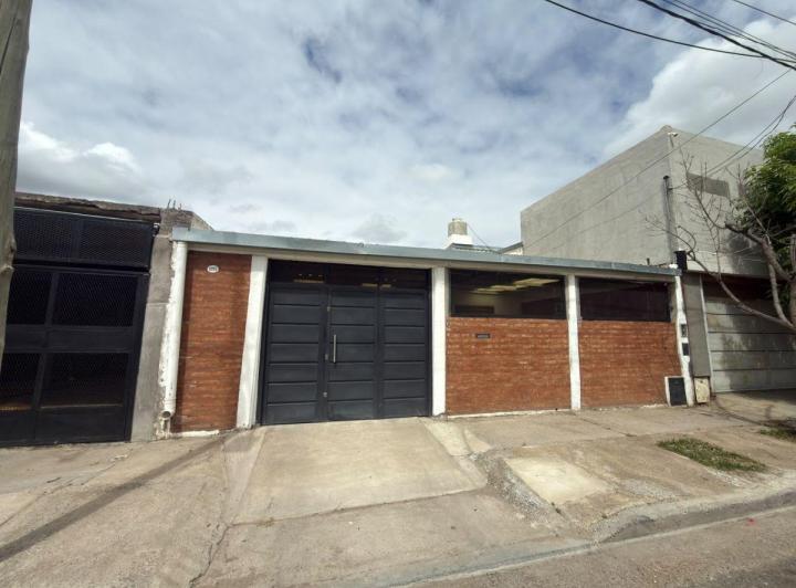 Casa · 65m² · 4 Ambientes · 2 Cocheras