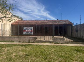 Casa de 4 ambientes, Chacabuco · Casa con Local Comercial en Venta en Castilla, Partido de Chacabuco