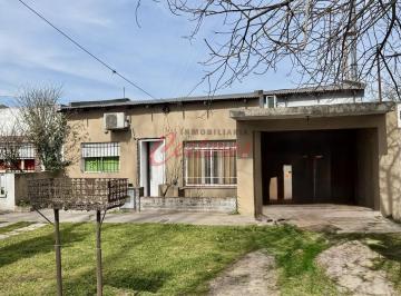 Casa · 121m² · 3 Ambientes · 1 Cochera · Casa de 120 m² con Garaje de 30 m² y Patio — Catamarca 773, Cañuelas