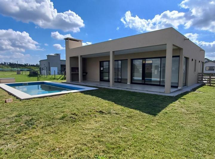 Casa · 140m² · 4 Ambientes · 3 Cocheras