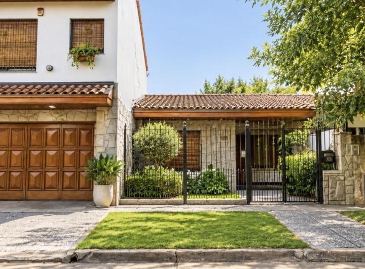 Casa · 230m² · 5 Ambientes · 2 Cocheras
