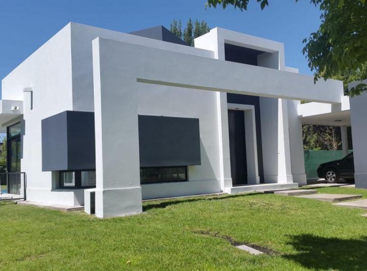 Casa · 300m² · 4 Ambientes · 2 Cocheras