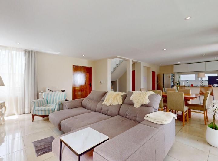 Casa · 200m² · 5 Ambientes · 2 Cocheras