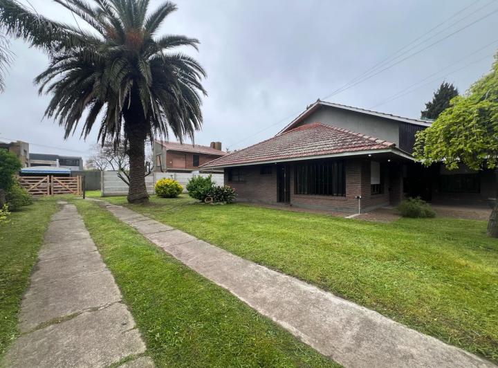 Casa · 400m² · 4 Ambientes · 2 Cocheras