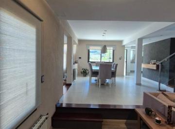Casa · 285m² · 6 Ambientes · 2 Cocheras · Venta! Casa con Hermosa Vista a Las Sierras Quincho Pileta Unquillo!