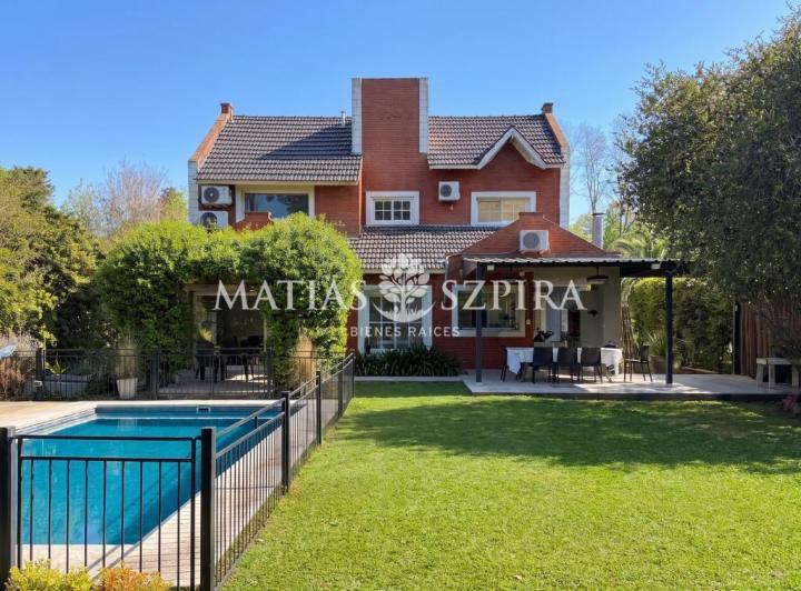 Casa · 237m² · 6 Ambientes · 2 Cocheras