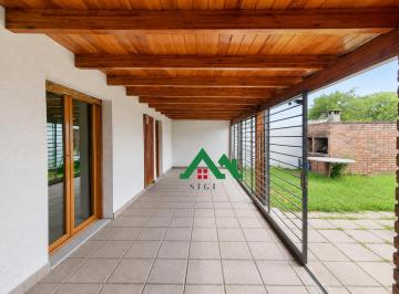 Casa · 220m² · 4 Dormitorios · 3 Cocheras · Casa en Venta de 4 Dorm. con Patio y Asador en Urca