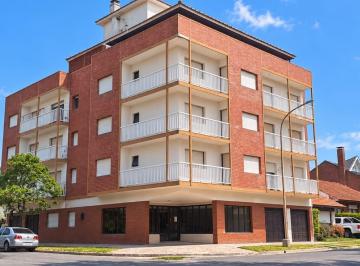 Departamento de 3 ambientes, Miramar · Miramar: Depto Para 6 con Balcón en L y Cochera, a 4 Cuadras del Mar
