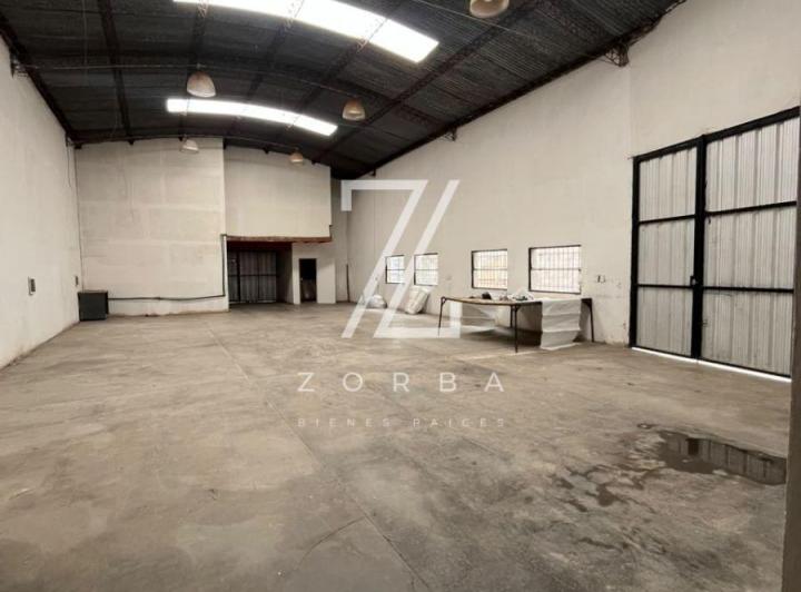 Bodega-Galpón · 200m² · 10 Ambientes · 1 Cochera
