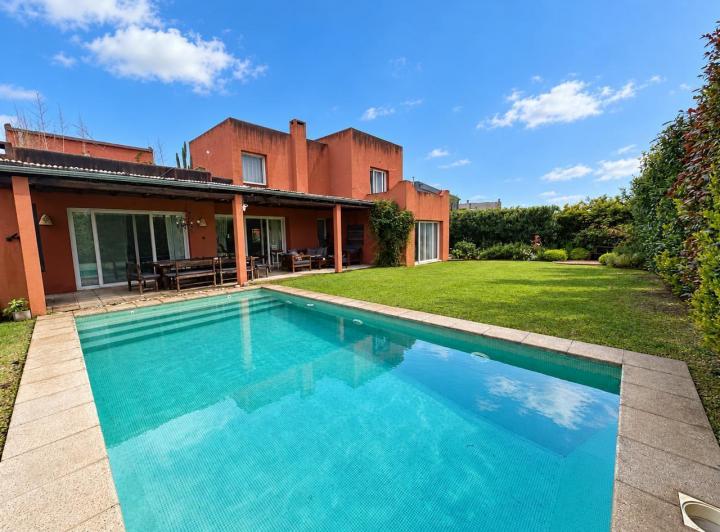 Casa · 210m² · 5 Ambientes · 3 Cocheras