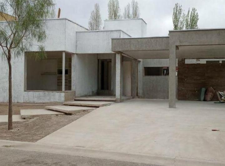 Casa · 150m² · 4 Ambientes · 2 Cocheras