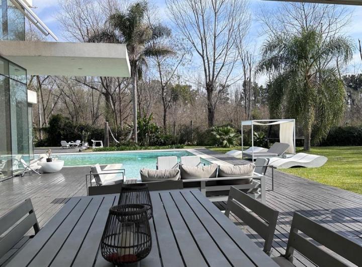 Casa · 390m² · 4 Ambientes · 8 Cocheras