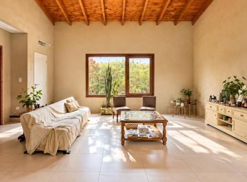 Casa · 156m² · 4 Ambientes · 6 Cocheras · Casa con Escritura en Barrio El Aljibe