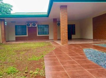 Casa de 6 ambientes, Puerto Iguazú · Casa en Venta en Puerto Iguazú – 3 Dorm. Piscina y Cochera | Barrio Belén