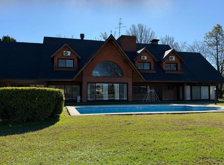 Casa · 350m² · 7 Ambientes · 4 Cocheras
