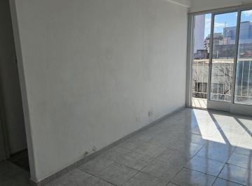 Departamento · 49m² · 3 Ambientes · Alquiler Departamento 3 Amb Flores Apto Comercial