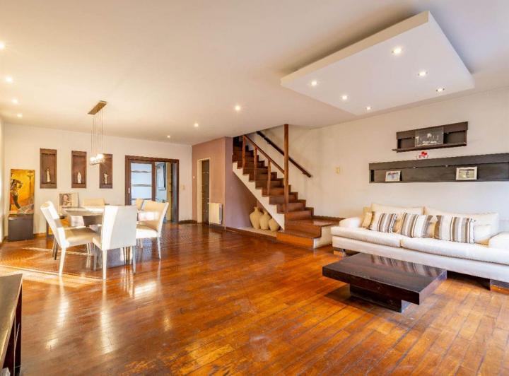 Casa · 210m² · 4 Ambientes · 2 Cocheras