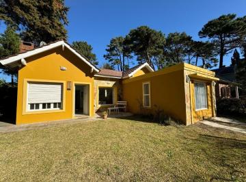 Casa · 105m² · 4 Ambientes · Casa Tres Dorm. con Piscina Cerca del Mar