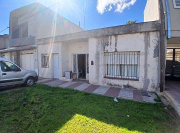 Casa · 90m² · 4 Ambientes · Casa a La Venta en Intendente Rippa 1934 S. Lorenzo