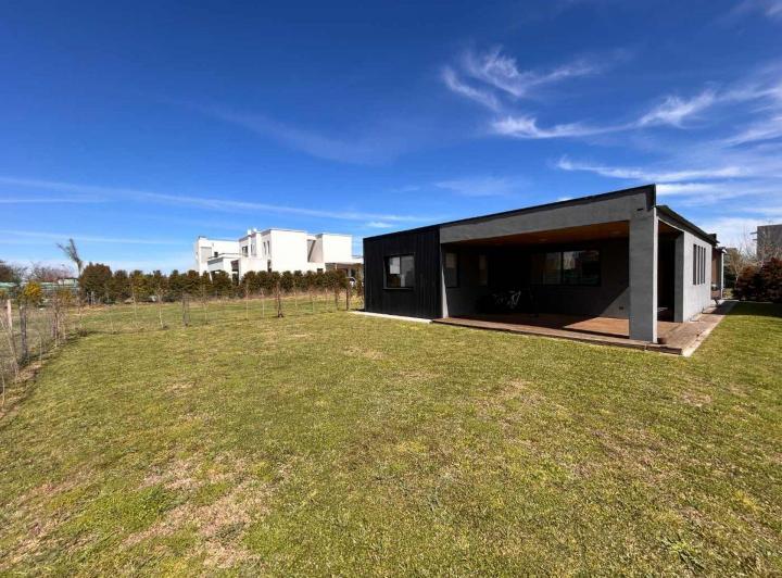 Casa · 180m² · 4 Ambientes · 2 Cocheras