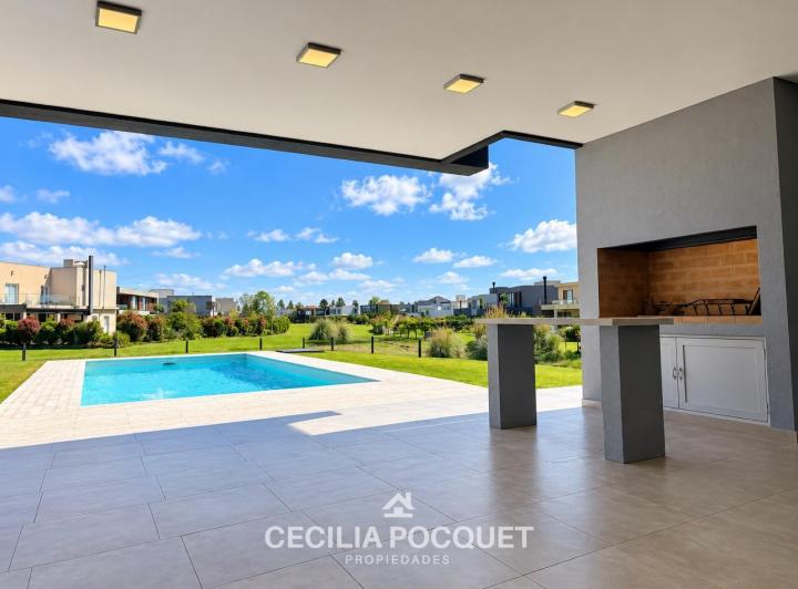 Casa · 250m² · 4 Ambientes · 2 Cocheras