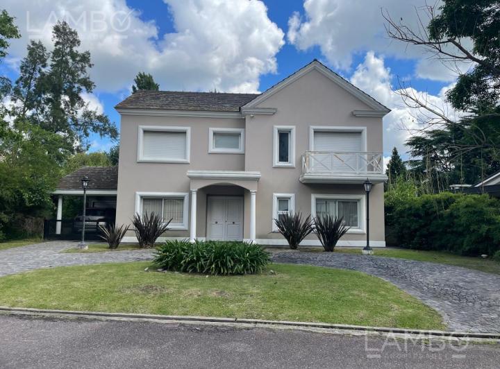 Casa · 220m² · 5 Ambientes