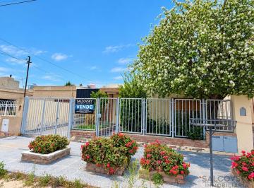 Casa · 145m² · 4 Ambientes · 1 Cochera · Casa en Venta de 3 Dorm. Quincho con Parrilla y Depósito