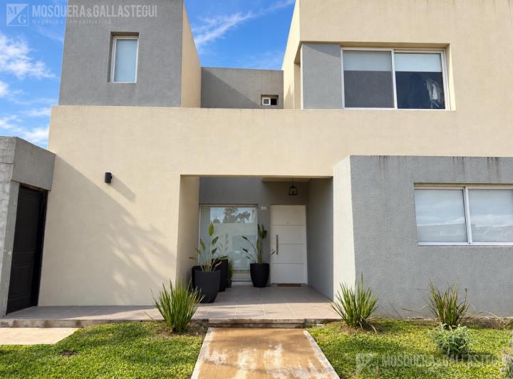 Casa · 110m² · 5 Ambientes · 2 Cocheras
