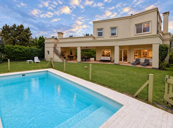 Casa · 270m² · 5 Ambientes · 2 Cocheras