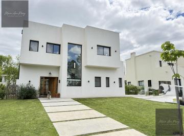 Casa · 193m² · 4 Ambientes · 5 Cocheras · Casa en Venta en Azurra Tortugas. 4 Ambientes. Excelente Estado.