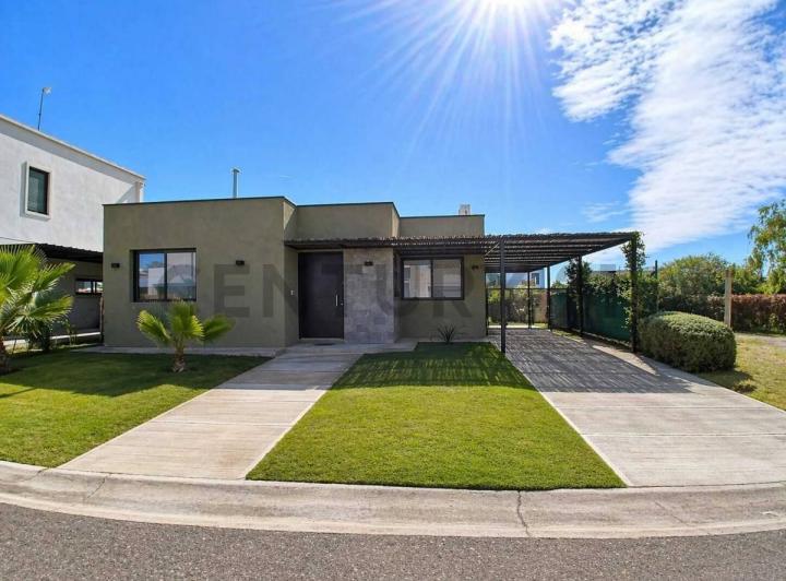 Casa · 148m² · 7 Ambientes · 2 Cocheras