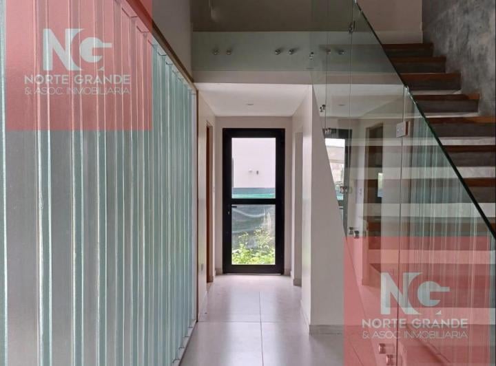 Casa · 450m² · 3 Dormitorios · 2 Cocheras