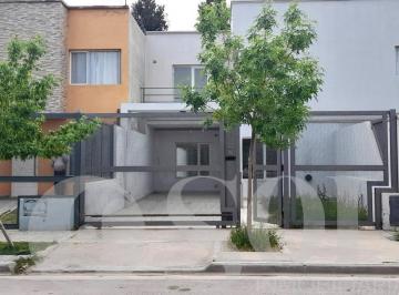 PH · 100m² · 4 Ambientes · 2 Cocheras · En Alquiler Duplex 3 Dorm. Barrio Los Tordos - Cipolletti