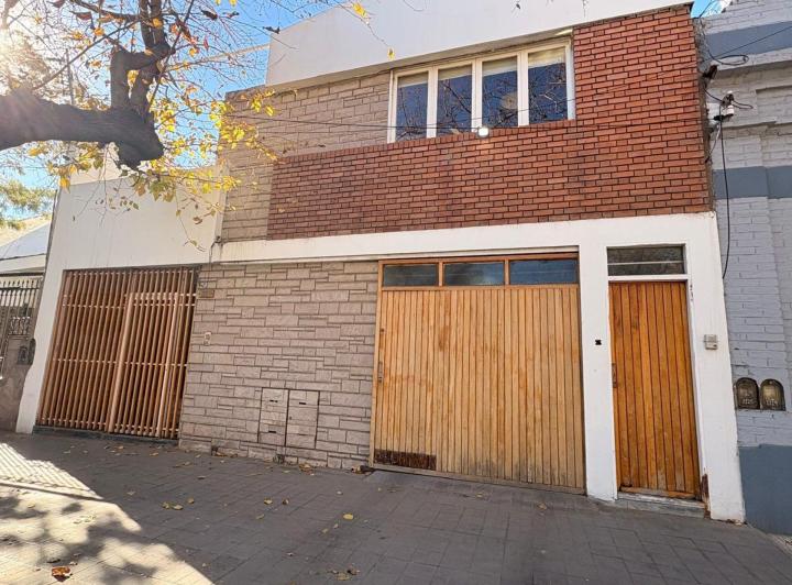Casa · 374m² · 5 Ambientes · 1 Cochera
