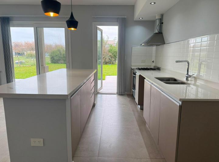 Casa · 200m² · 4 Ambientes · 2 Cocheras