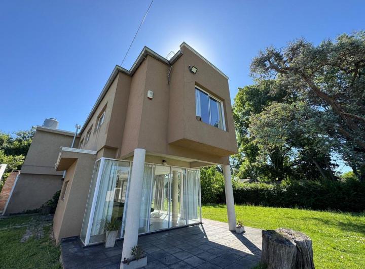 Casa · 243m² · 4 Ambientes · 1 Cochera