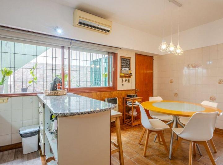 Casa · 200m² · 6 Ambientes · 2 Cocheras