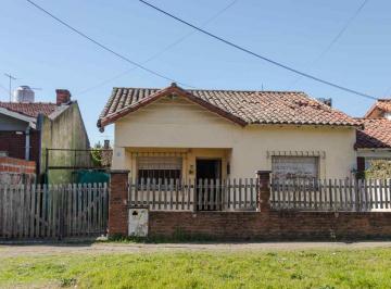 Casa · 84m² · 2 Ambientes · 1 Cochera · ¡Venta Casa a Reciclar en Hurlingham!