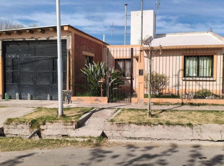 Casa · 260m² · 6 Ambientes · 1 Cochera