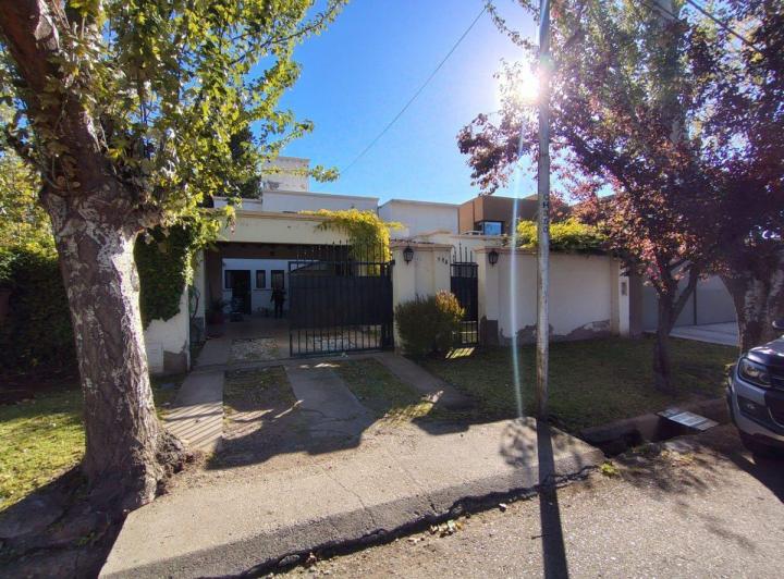 Casa · 220m² · 4 Ambientes · 2 Cocheras