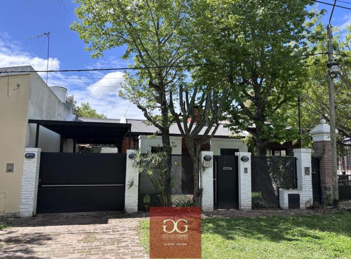 Casa · 90m² · 5 Ambientes · 2 Cocheras