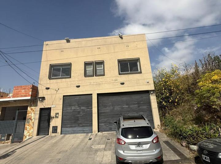 Bodega-Galpón · 300m² · 2 Ambientes · 4 Cocheras