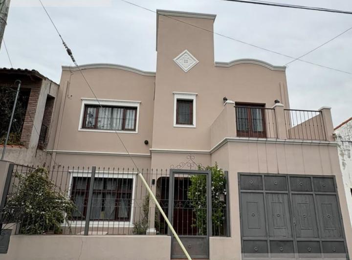 Casa · 260m² · 5 Ambientes · 2 Cocheras