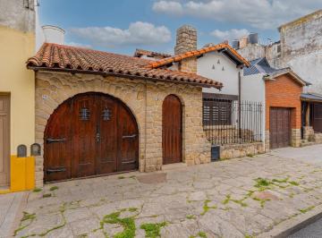 Casa · 102m² · 2 Ambientes · 1 Cochera · Casa 2 Amb con Dependencia