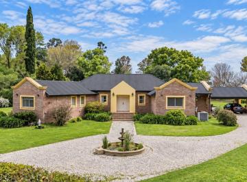 Casa · 292m² · 5 Ambientes · 2 Cocheras · Venta de Casa (Lote Amplio) en Benavidez